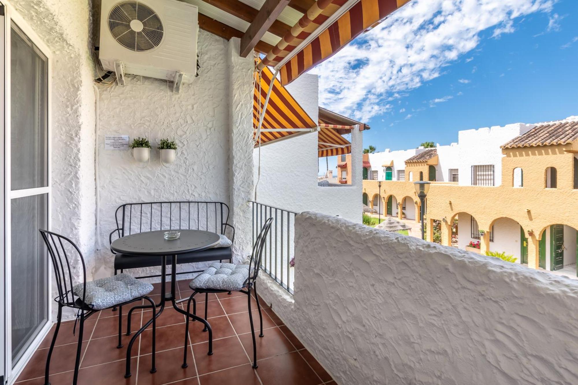 Renovated Apartment On Beachside With Pool Нерха Екстериор снимка