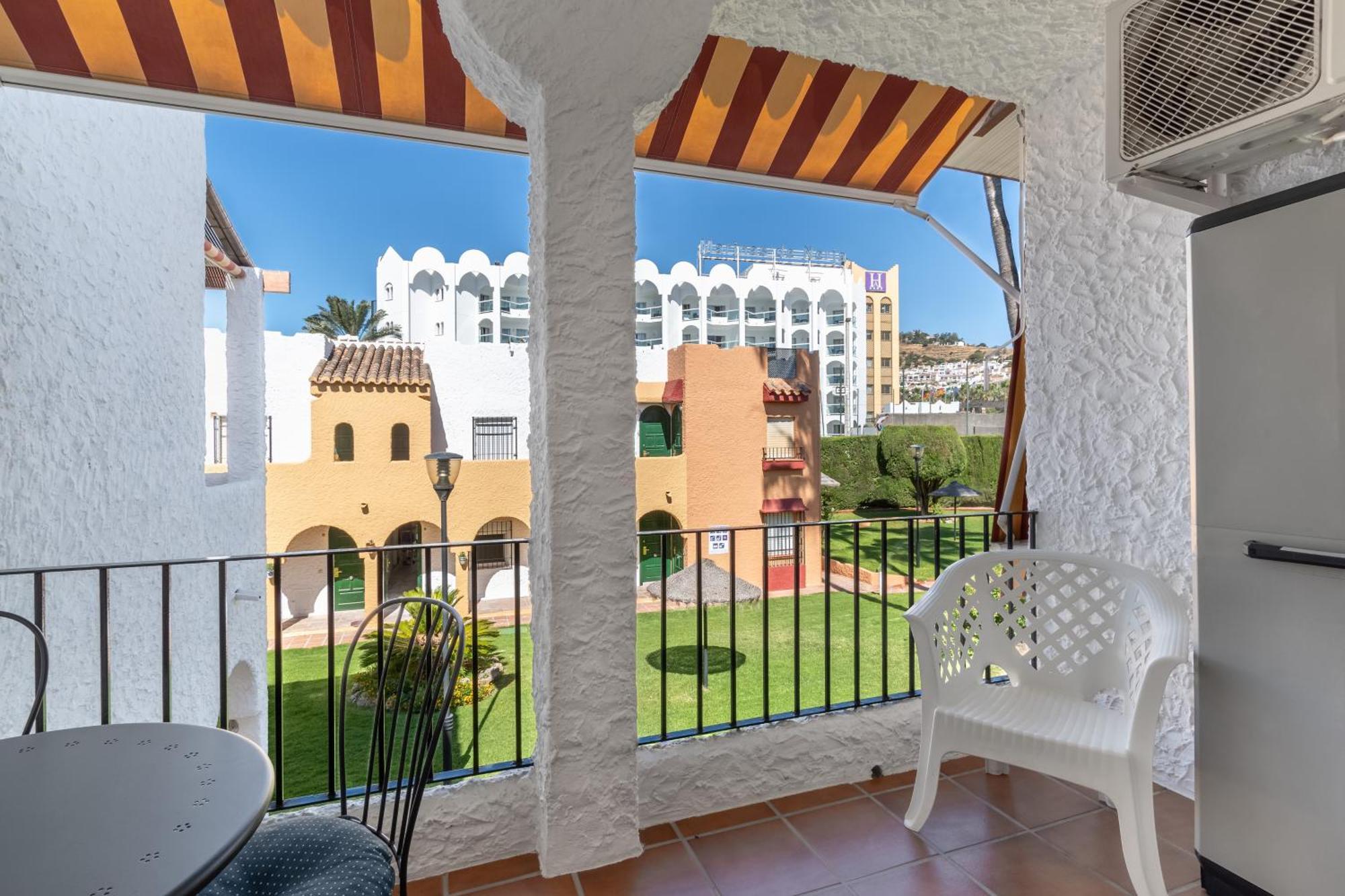 Renovated Apartment On Beachside With Pool Нерха Екстериор снимка