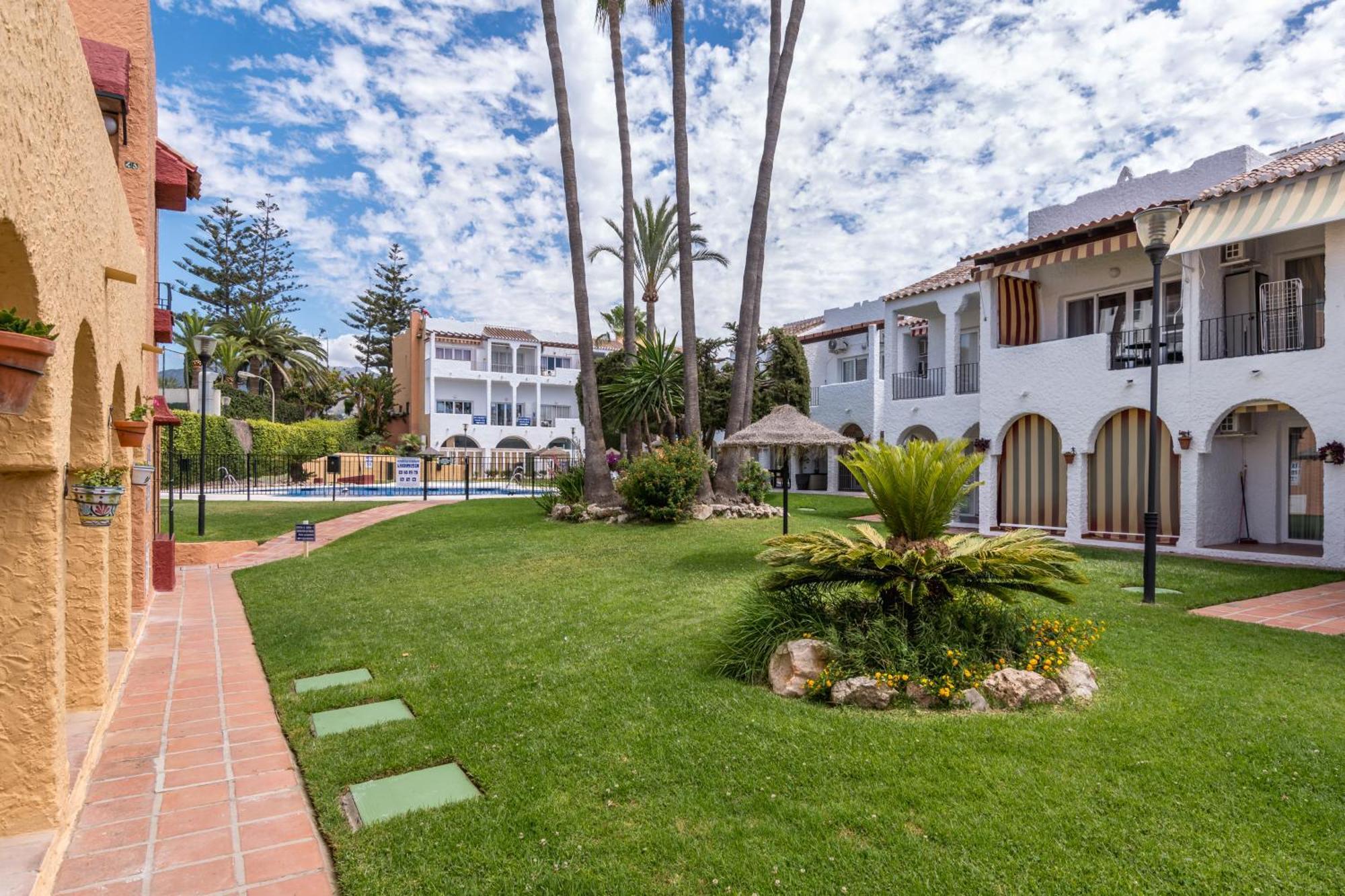 Renovated Apartment On Beachside With Pool Нерха Екстериор снимка