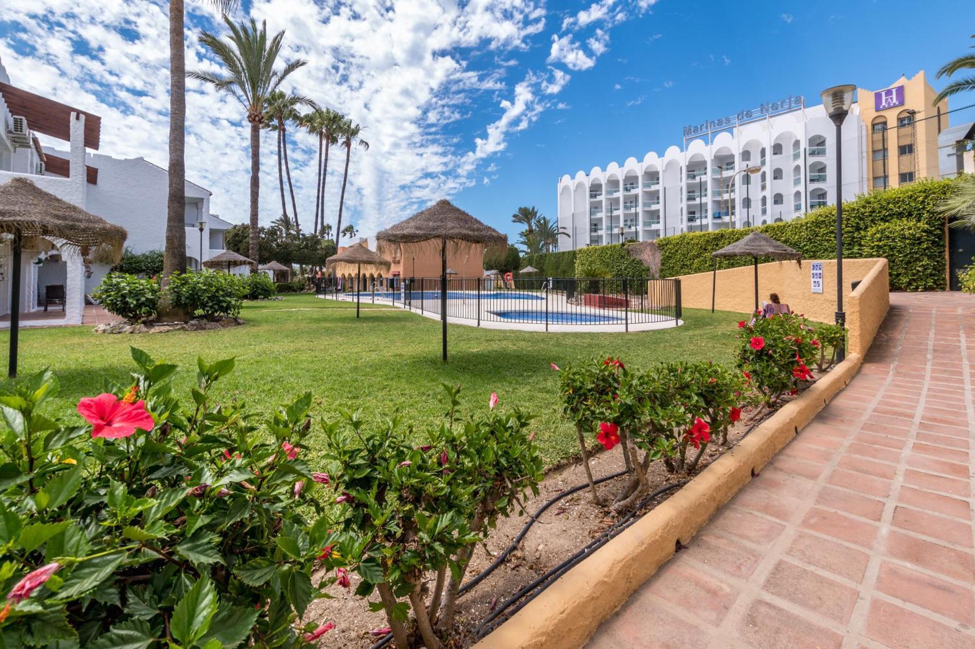 Renovated Apartment On Beachside With Pool Нерха Екстериор снимка